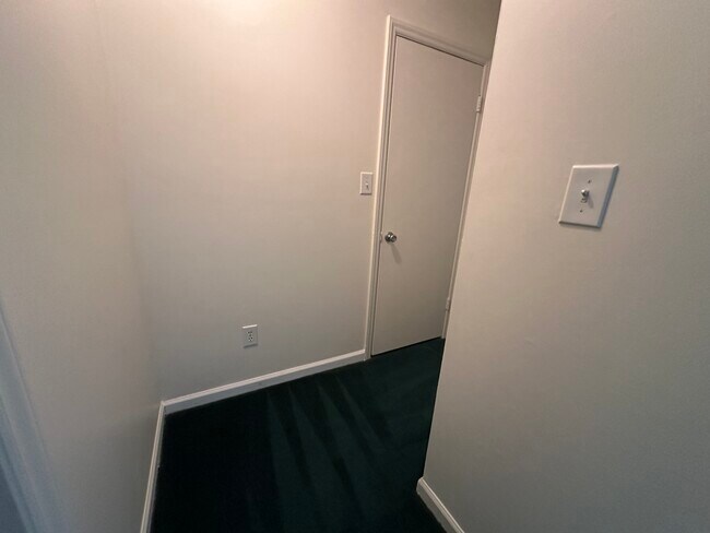 Building Photo - 100 Robbins Ave