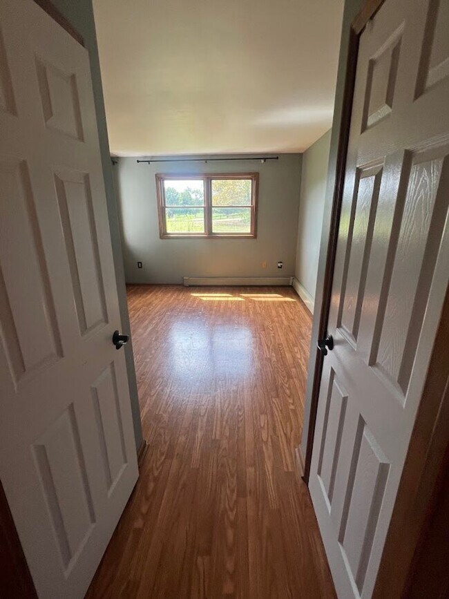 Building Photo - 3 Bedroom Home on 3 Acres