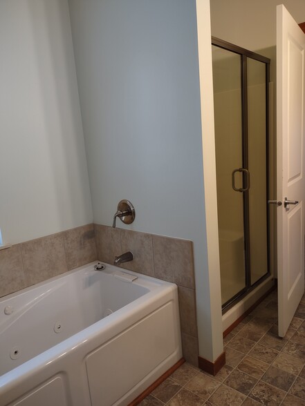 Master full bathroom - 25818 Arklow Pl NE