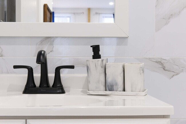 Building Photo - 240e E 75th St