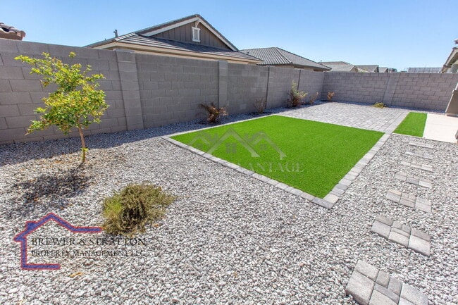 Building Photo - 15243 W Latham St