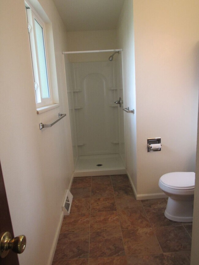 Building Photo - Spacious Bi Level home backing to open space
