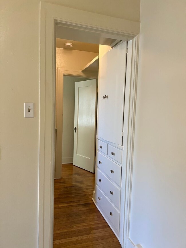 Building Photo - 1 bed/ 1 bath with laundry near UNR