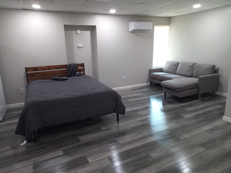 Building Photo - 1704 Commercial Ave