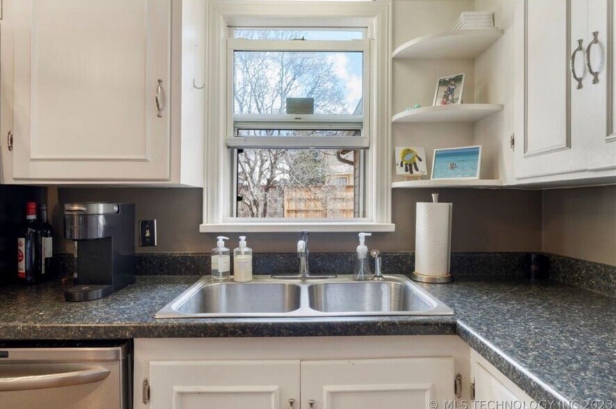 Building Photo - 3235 S Troost Ave