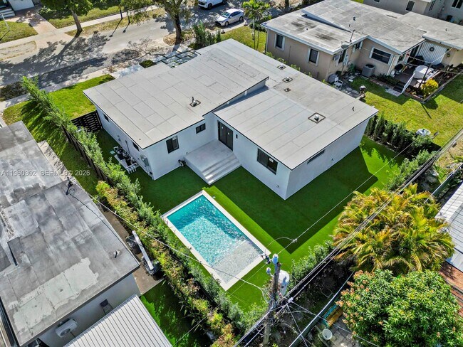 Building Photo - 5841 SW 13th St