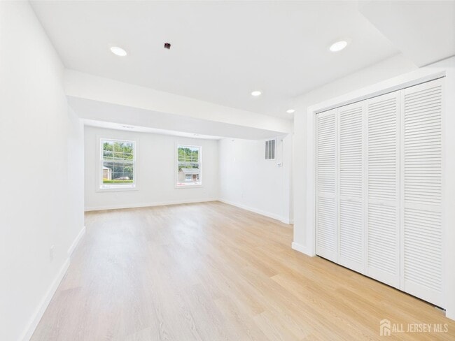 Building Photo - 10 W Railroad Ave