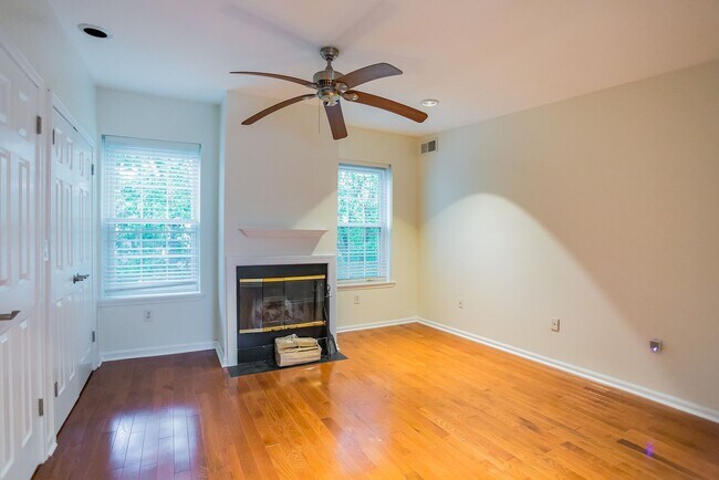 Building Photo - Beautiful 2 Bedroom, 2 Bathroom Historical Row Home