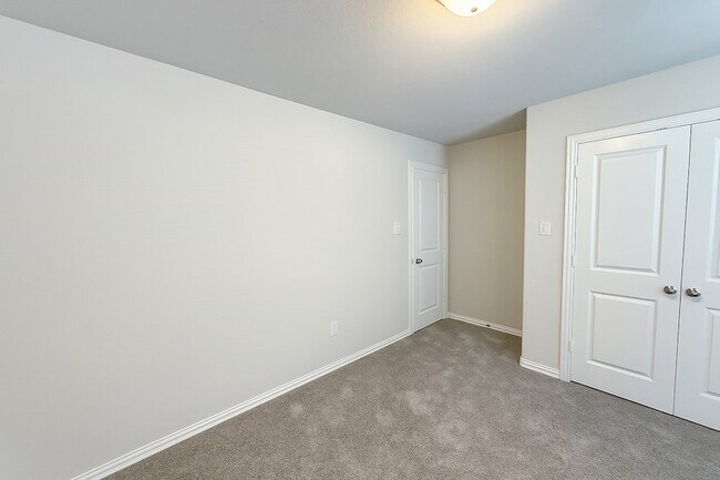 Building Photo - 228 Teakwood Dr