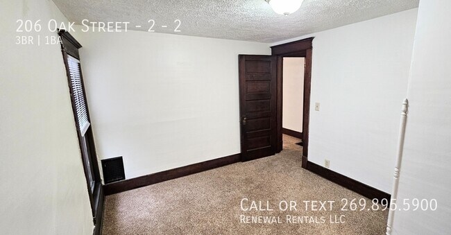 Building Photo - 206 Oak St