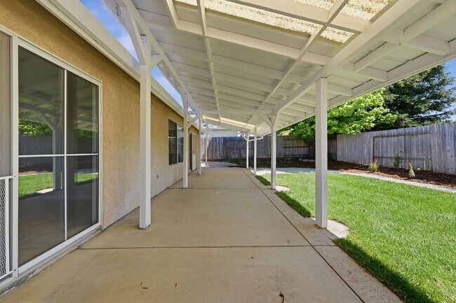 Building Photo - Executive Rental in Gold Hills