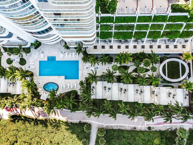 Building Photo - 6365 Collins Ave