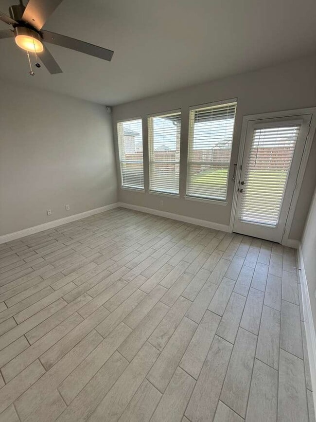 Building Photo - 517 Lana Dr