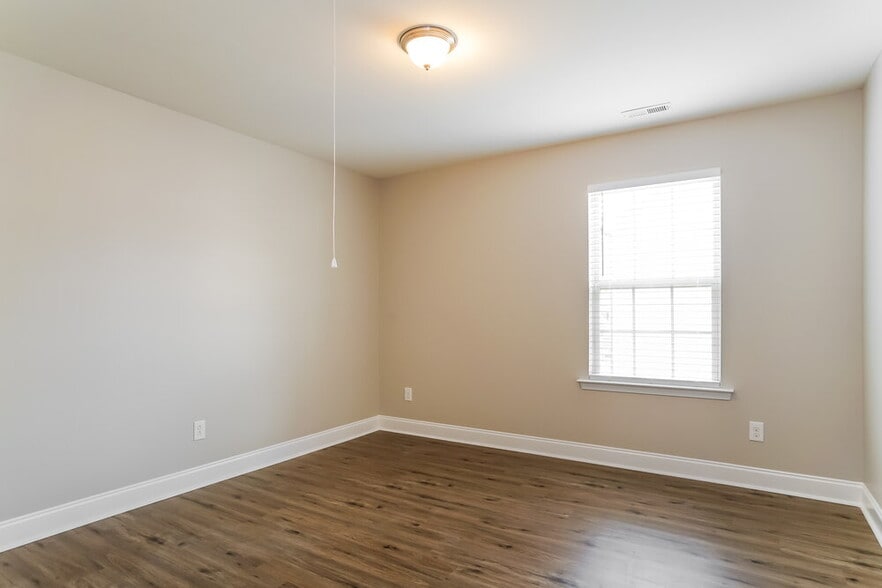 Building Photo - 335 Clubhouse Dr
