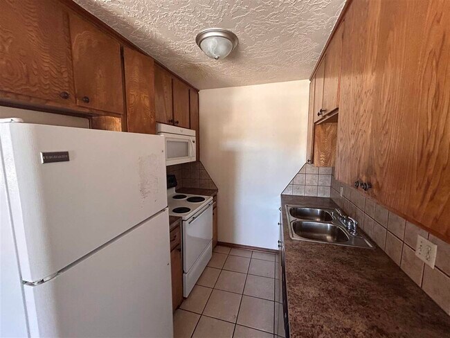 Building Photo - 1912 SW D Ave