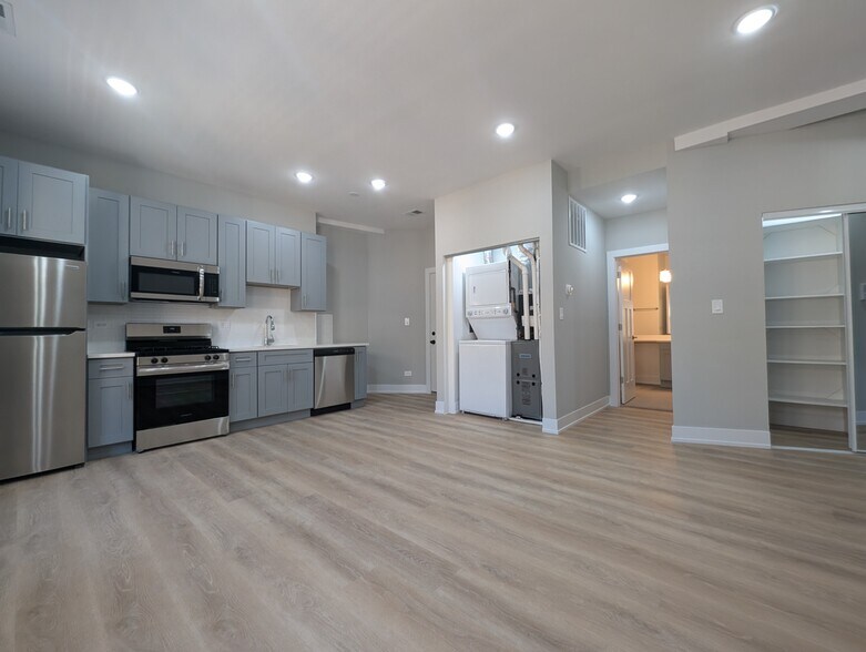 Building Photo - 440 W Belden Ave