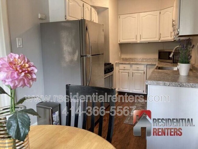 Building Photo - 1028 E Juneau Ave