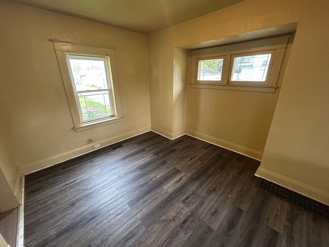 Building Photo - Charming 3 Bedroom Home Near East Toledo & Downtown