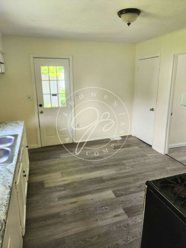 Building Photo - Spacious 2 Bed Home Minutes from Downtown Toledo