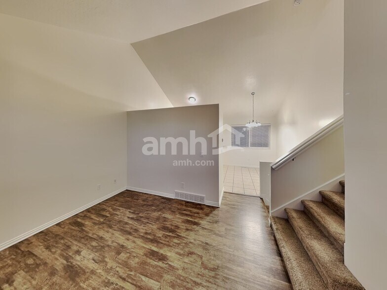 Building Photo - 1454 Fowler Ave