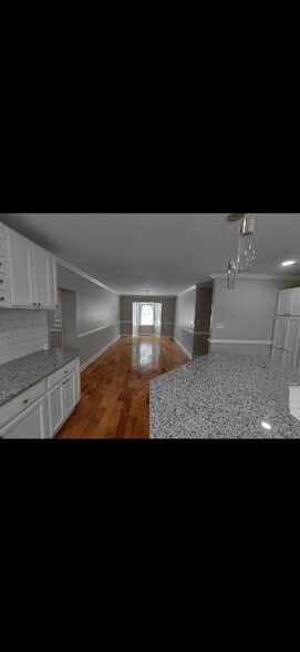 Building Photo - 134 River Rd