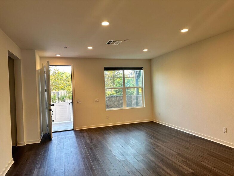 Building Photo - 140 Farmhouse Dr