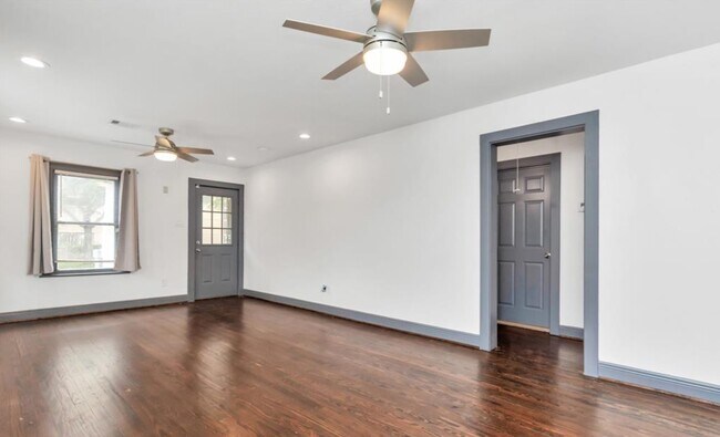 Building Photo - 806 Caplin St