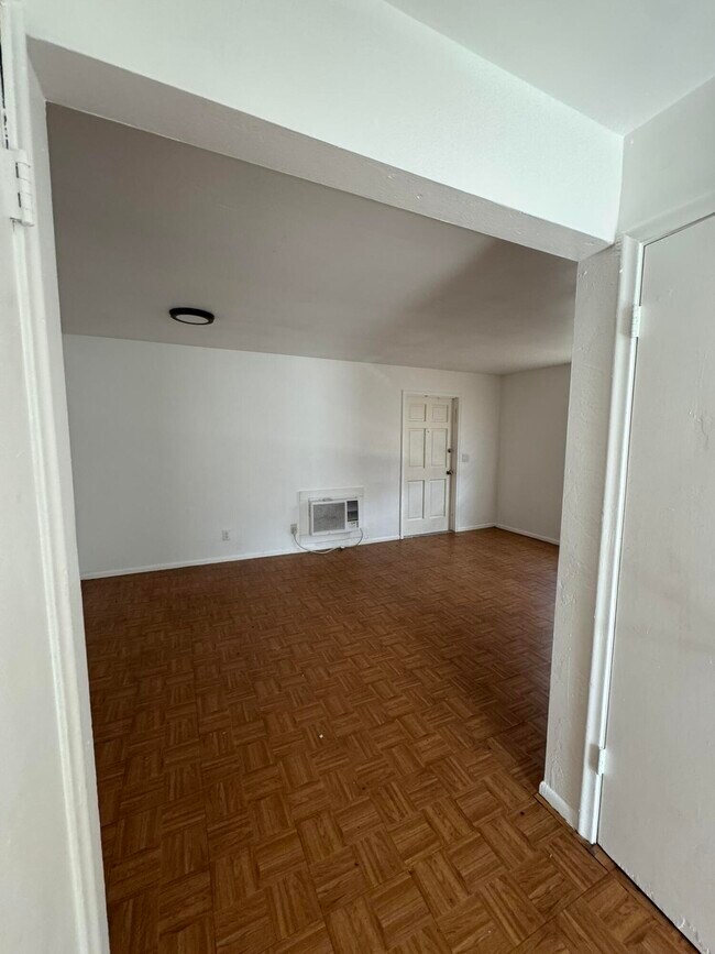 Building Photo - 1245 W 35th St