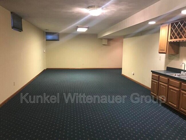 Building Photo - 225 Archview Dr