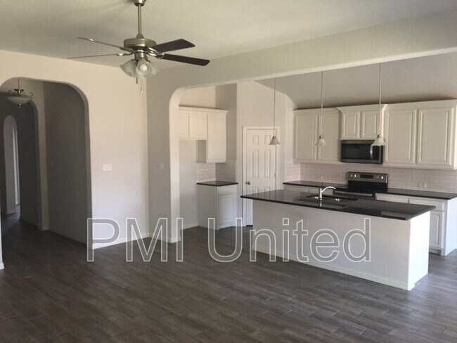 Building Photo - 3005 Cliffview Dr