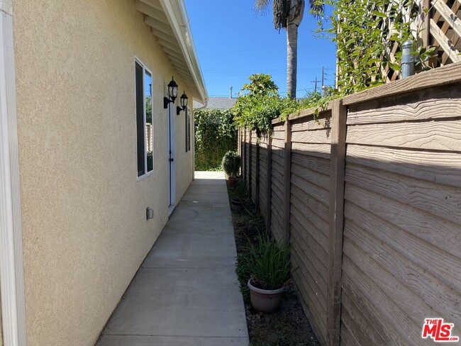 Building Photo - 8603 Collett Ave