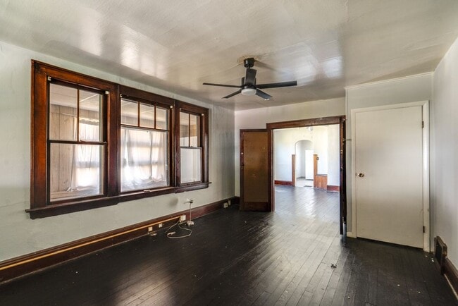 Building Photo - 491 Allyn St