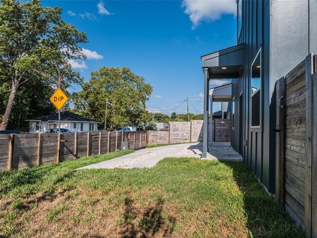 Building Photo - 1004 Wheatley Ave