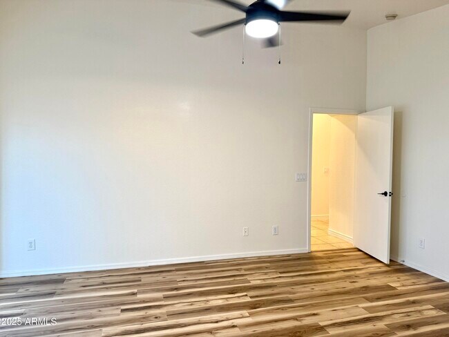 Building Photo - 2432 W Tamarisk Ave