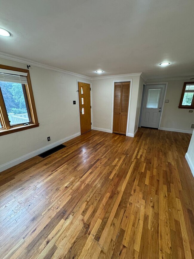 Building Photo - Coraopolis - 3 Bedroom, 1 Bath - Charming ...