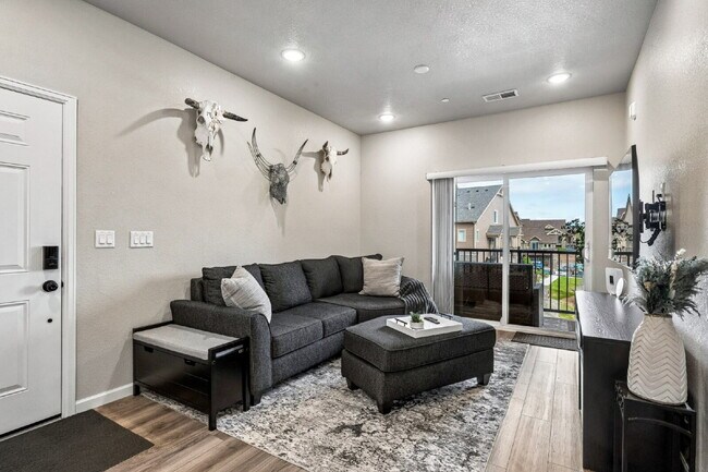 Building Photo - "Charming 2-Bed, 2-Bath Condo Retreat in Littleton - 870 Sq Ft of Cozy Elegance!"