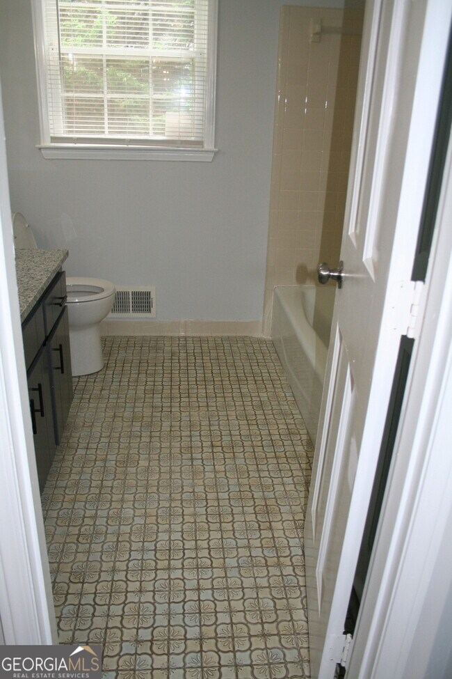 Building Photo - 2075 Pinewood Dr