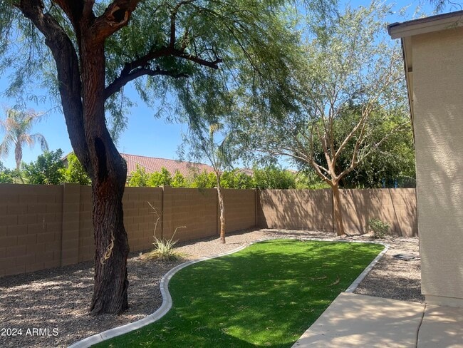 Building Photo - 15433 W Mercer Ln