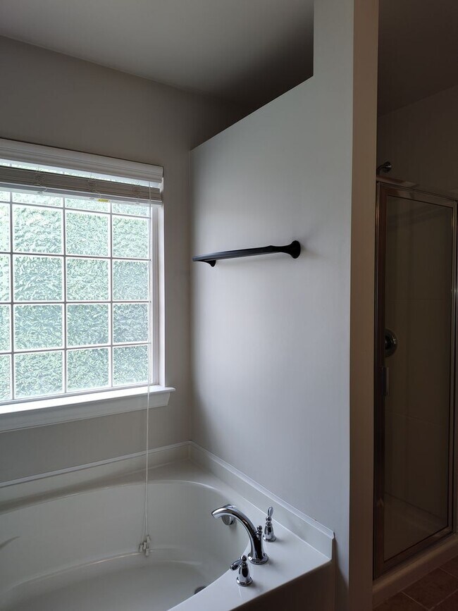 Building Photo - Move-in ready Townhome with in Stone Creek...