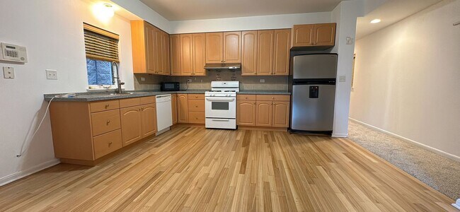 Building Photo - 711 W 31st St