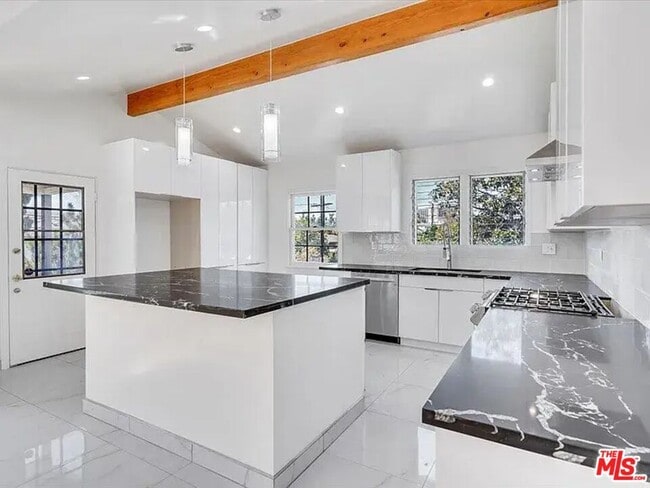 Building Photo - 1703 Kelton Ave