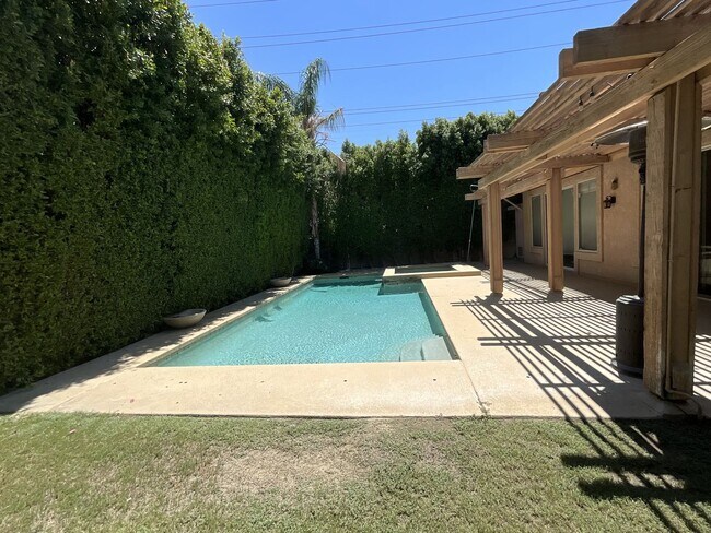 Building Photo - Pool home in Palm Desert