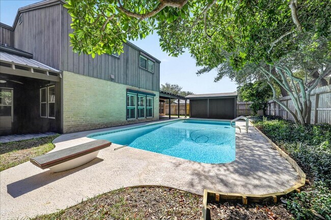 Building Photo - 5305 Greenbriar Dr