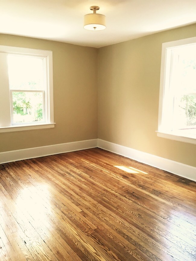 Building Photo - BEAUTIFUL 2 BED/1 BATH APARTMENT IN GHENT!