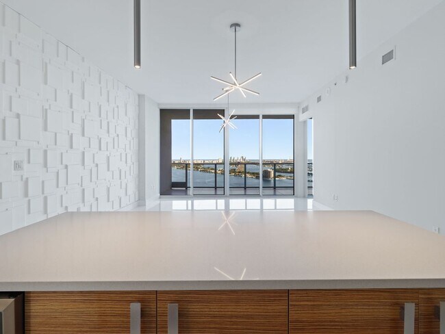 Building Photo - 2020 N Bayshore Dr