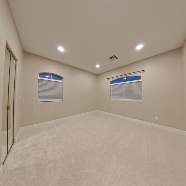 Building Photo - Beautifully Renovated 2nd-Floor Condo in Prime Location