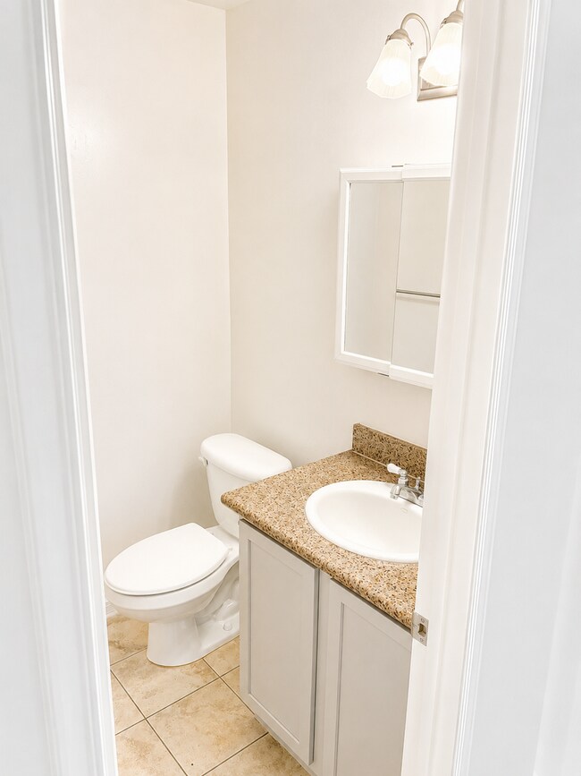 Building Photo - Beautiful Updated 2 Bed / 1.5 Bath Condo