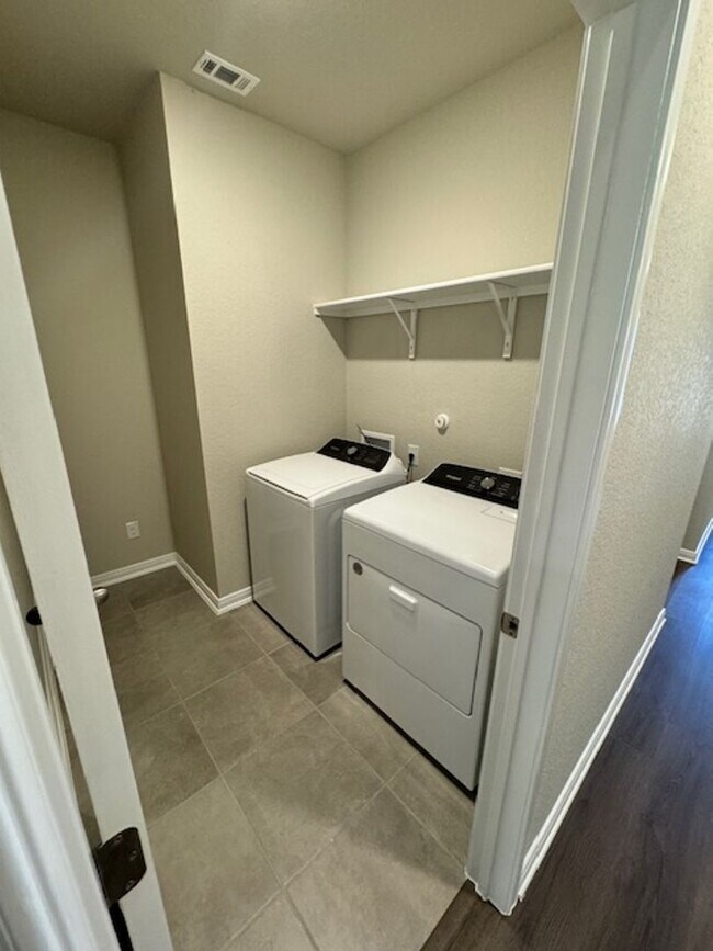 Building Photo - Ready For Move In - 9/1/25 New - 1 Story -...
