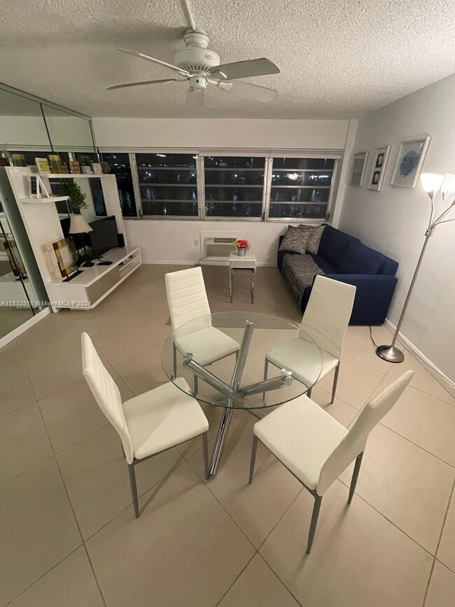 Building Photo - 220 Kings Point Dr