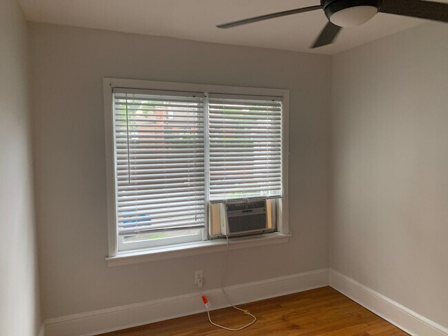 Building Photo - Cozy Condo located in the Queen Selwyn Com...